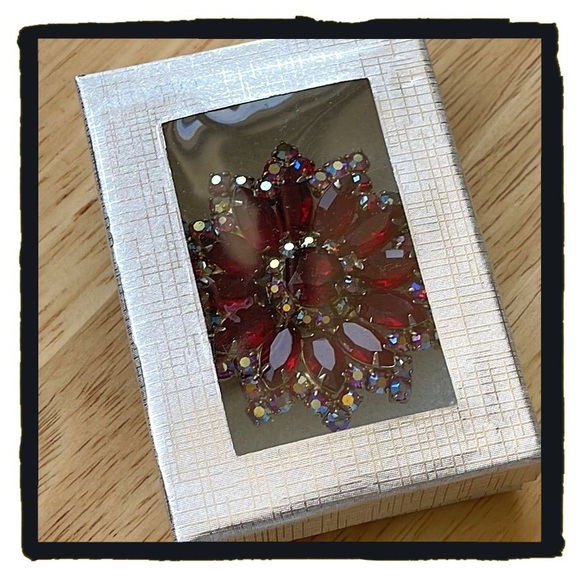 💕Beautiful Vintage Red Flower Brooch💕 - Picture 5 of 5